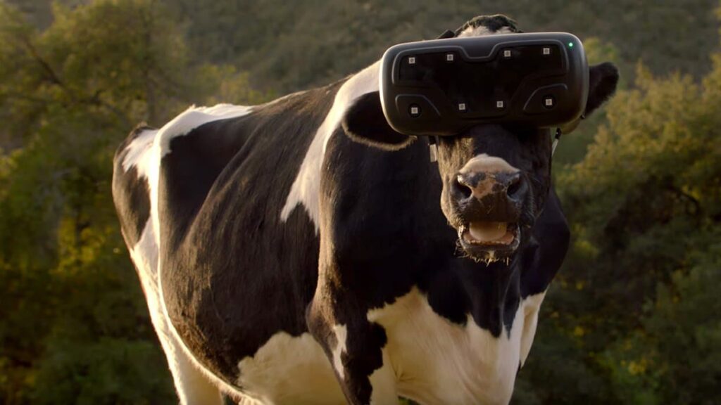 vache qui porte un casque de réalité virtuelle dans une foret 