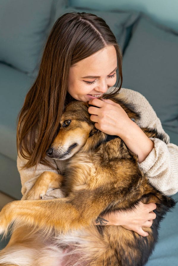 chien qui fait un câlin a sa propriétaire