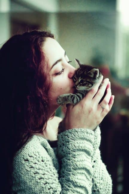 Une femme embrasse un chaton