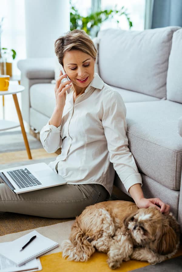 Maîtresse heureuse avec son chat au bureau
