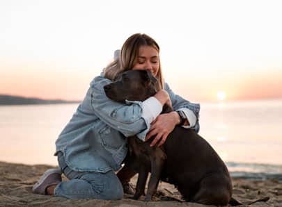 Relation chien et humain qui se font un calin