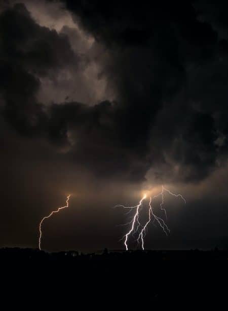 un-orage-avec-des-éclairs