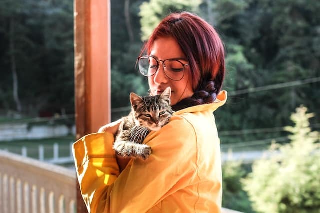 une-cat-sitter-avec-un-chat-dans-les-bras