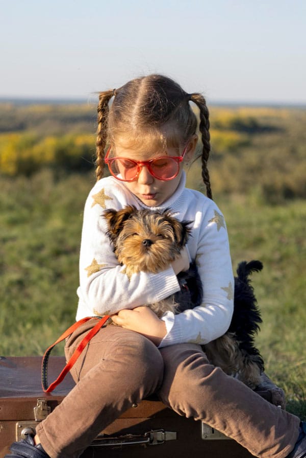 Petite fille et chien qui se font un calin