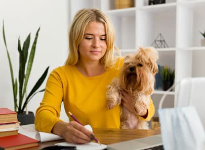 Pet-sitter qui garde un chien marron