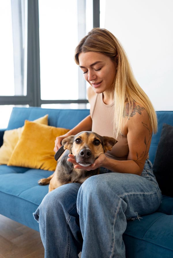 Pet-sitter, femme qui garde un chien à la maison