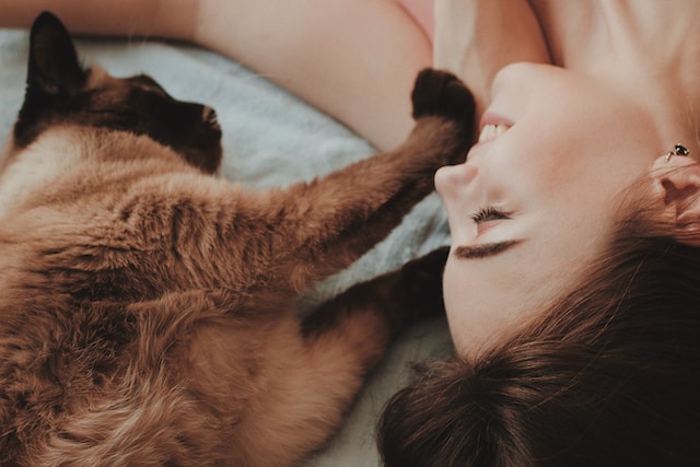 un-chat-couché-auprès-d-une-femme