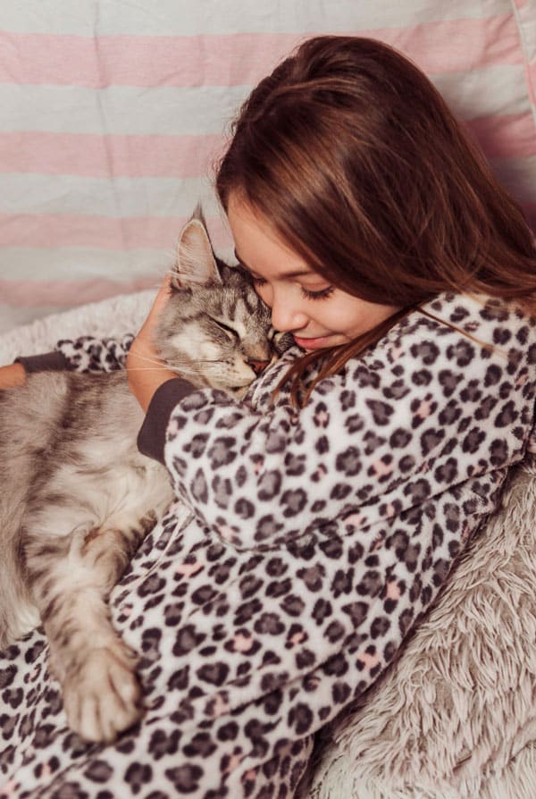 Chat et humain qui dorment ensemble hyper attachement