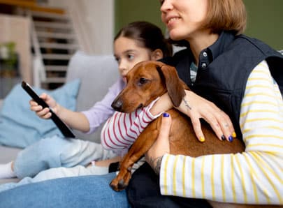 Chien en sécurité avec ses maitres dans la maison