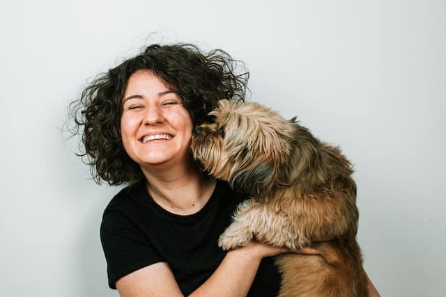 un-chien-et-une-femme-heureux-ensemble