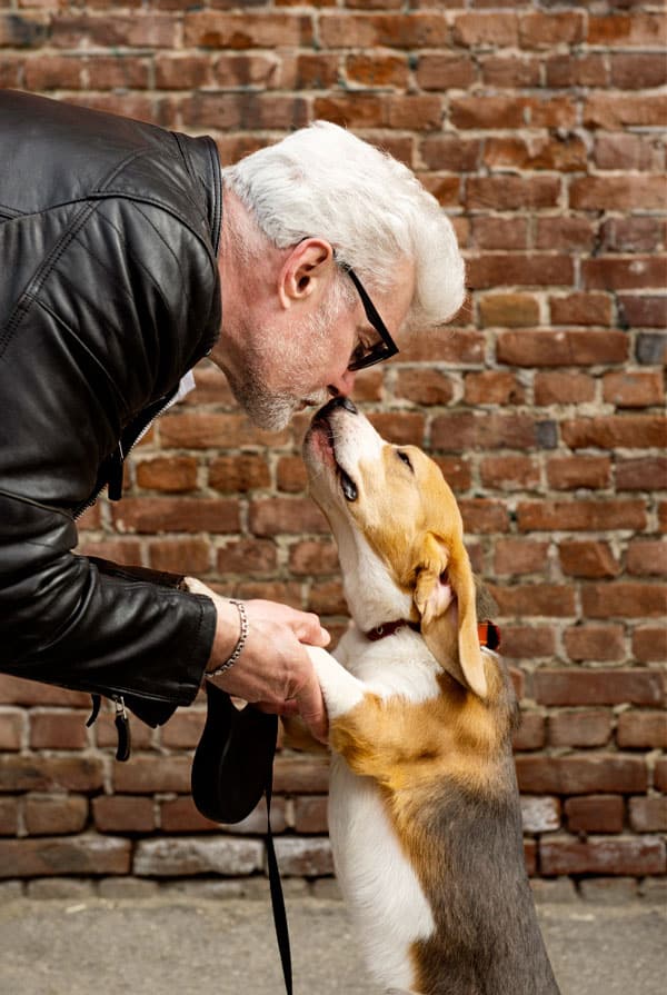 Chien et son maître affection bisous sur le nez