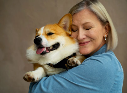 Chien et son maitre qui se font un calin