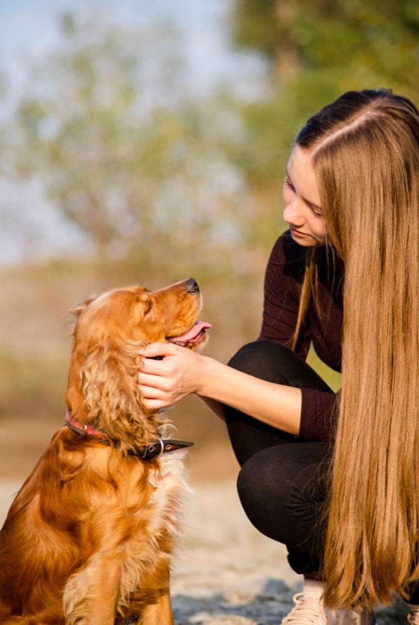 Chien et sa maitresse qui se font un calin, montre l'amour