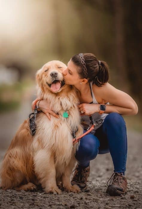 une-femme-embrasse-un-chien-golden-retriever