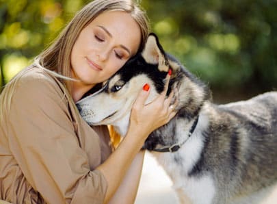 Chien et maitresse qui montrent leur amour
