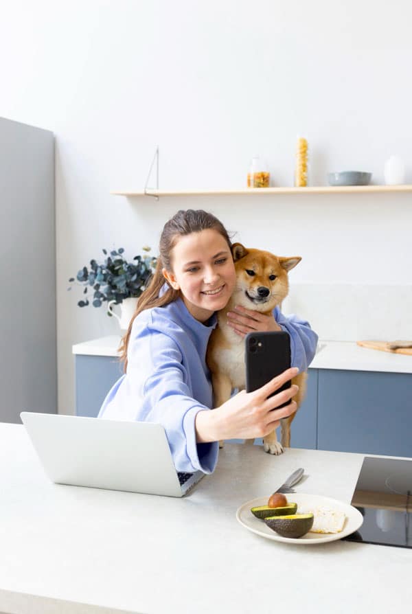 Chien avec son propriétaire en téléconsultation vétérinaire
