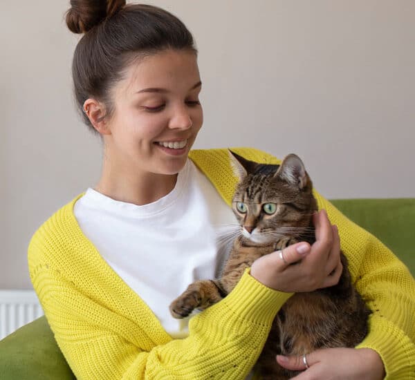 Chat avec sa propriétaire