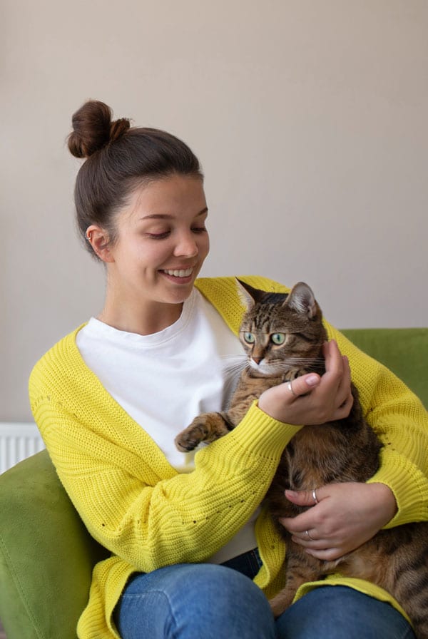 Chat avec sa propriétaire