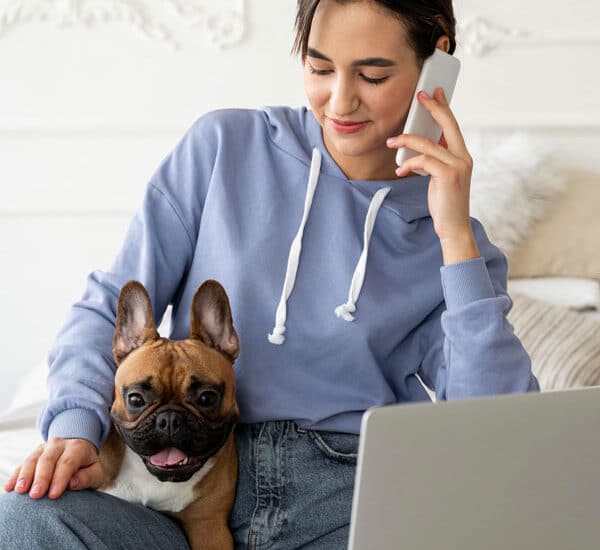Chien avec propriétaire au téléphone