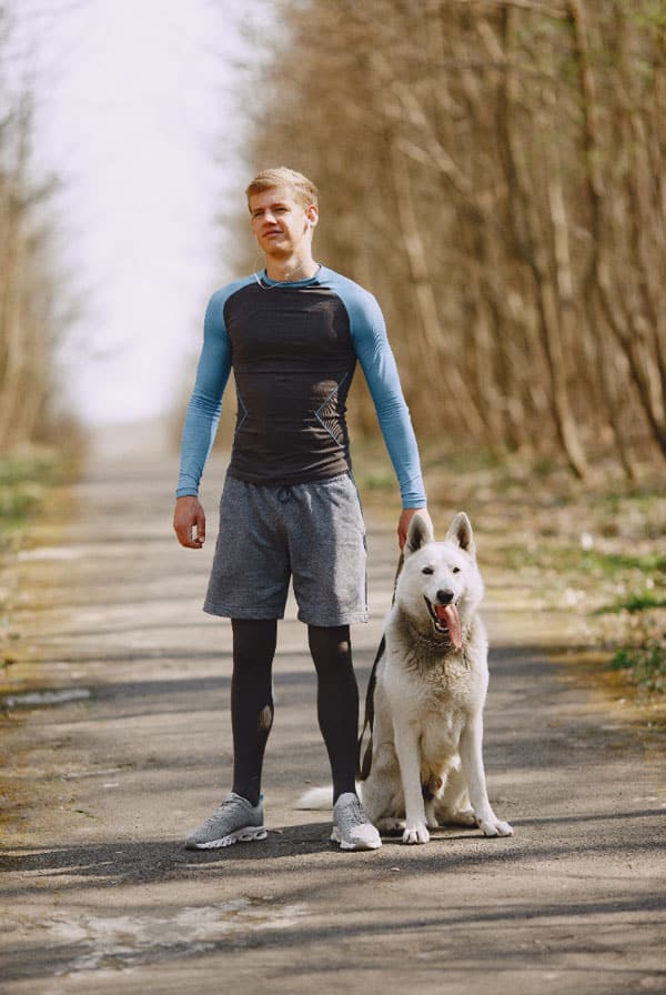 Chien qui fait du sport avec son propriétaire