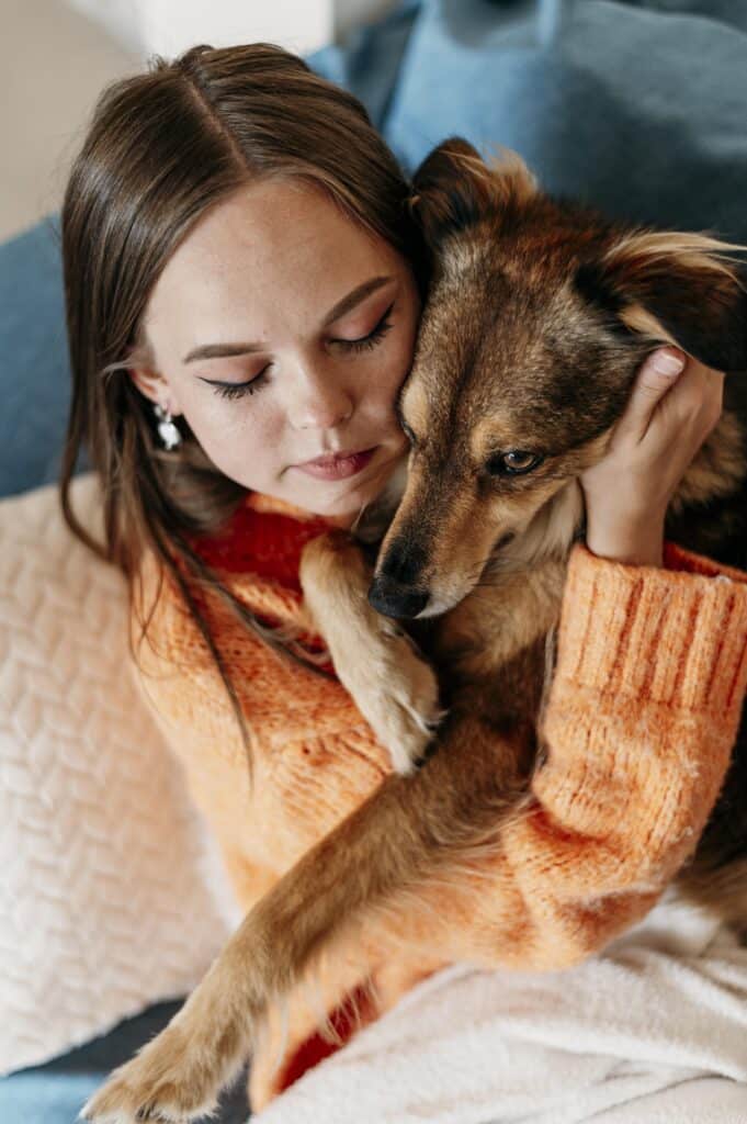Humaine et son chien qui font un câlin