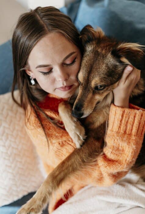 Humaine et son chien qui font un câlin