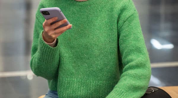 Propriétaire de chien au téléphone