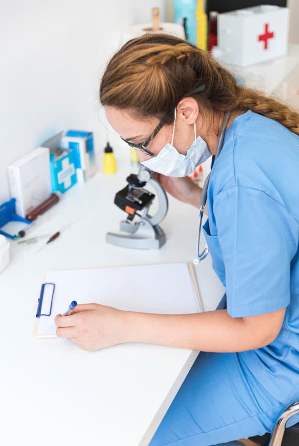 Vétérinaire qui fait des analyses