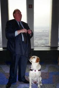 Michael-Hingson-et-son-chien-guide-roselle-tour