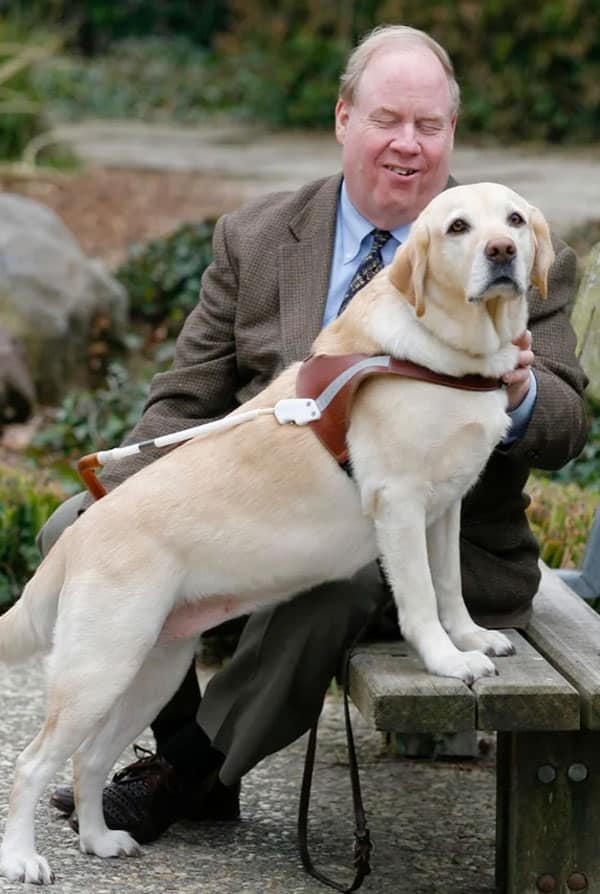 Michael Hingson et son chien guide Roselle dehors