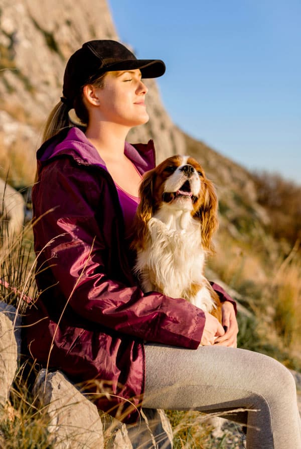 Un chien et son maitre qui prennent l'air