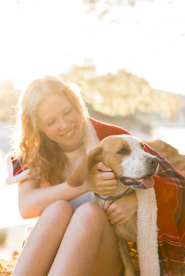 Propriétaire avec une assurance pour son chien