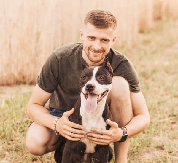 Chien de race assuré avec son propriétaire