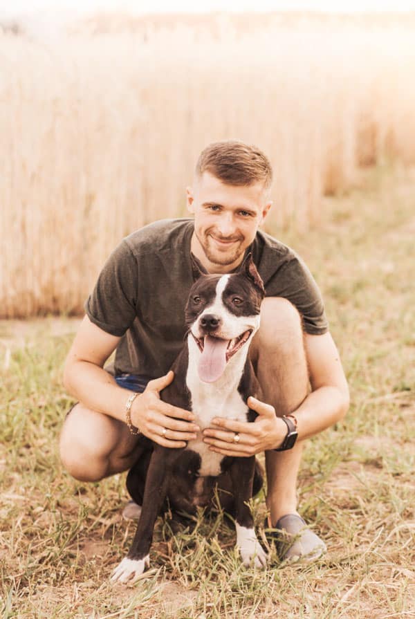 Chien de race assuré avec son propriétaire