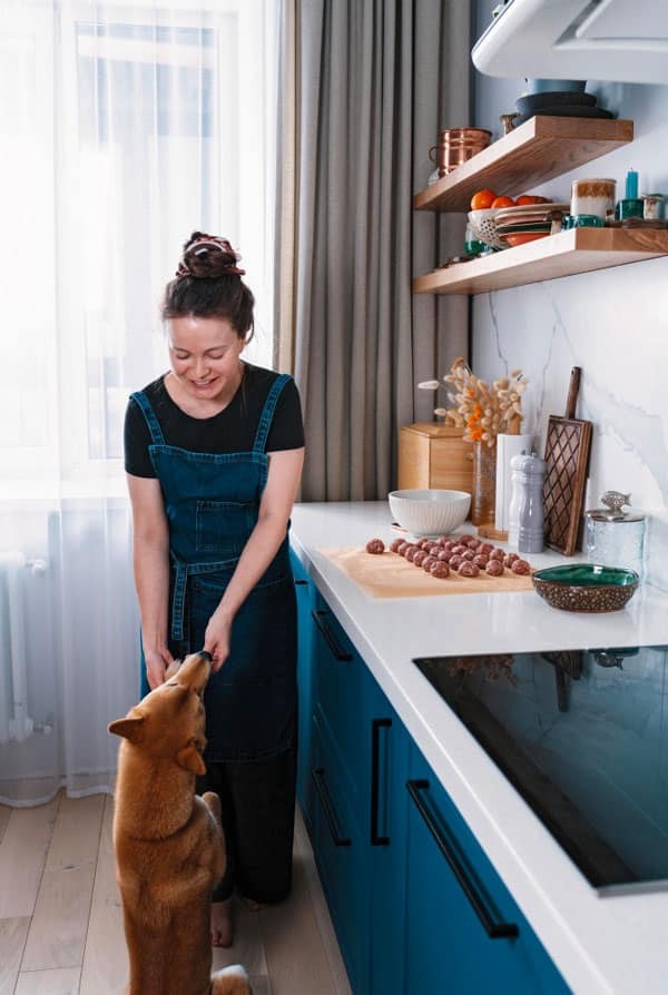 chien dans la cuisine avec sa maitresse