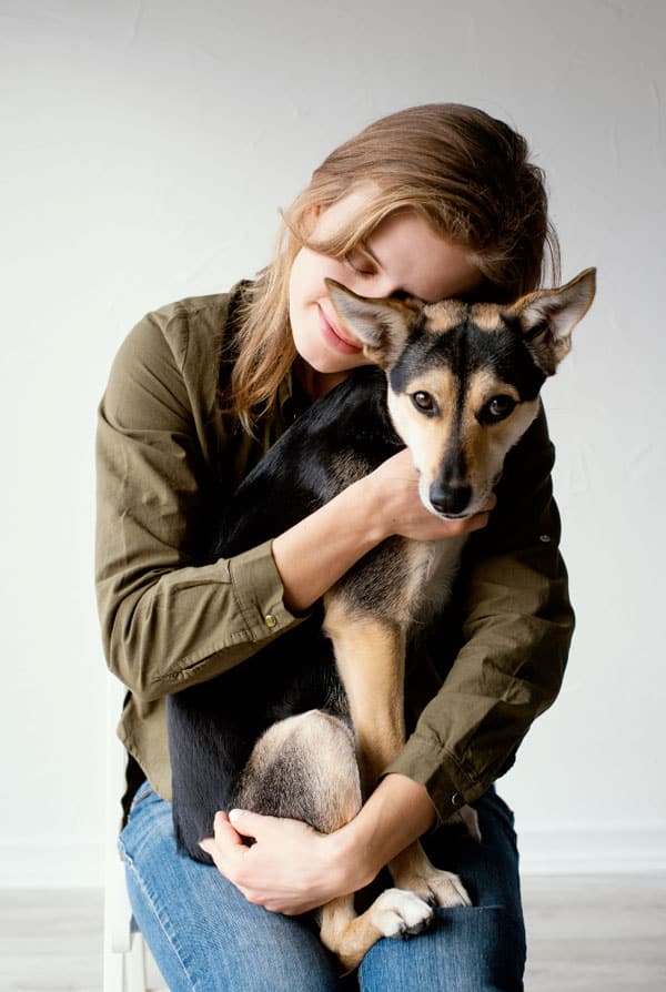 une dame qui caline sur son chien