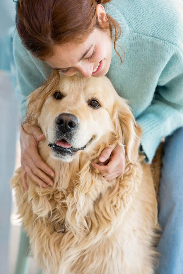 Chien qui fait un câlin avec son propriétaire