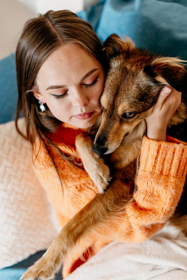 Chien qui fait un moment calme avec sa propriétaire