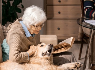 Femme âgée avec son chien